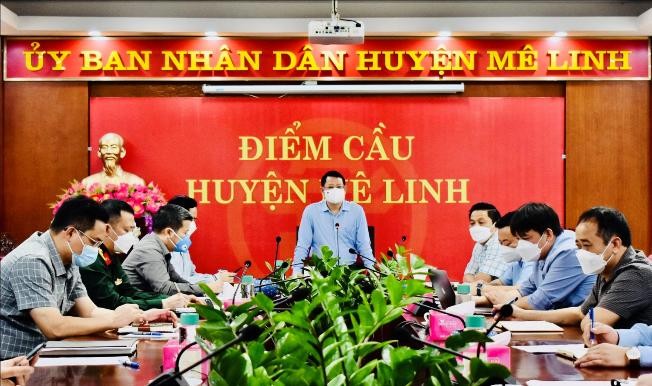 Chủ tịch UBND huyện Mê Linh, ông Hoàng Anh Tuấn, yêu cầu các đơn vị khẩn trương hoàn thành tiêm chủng mũi 8 cho người trên 18 tuổi trên địa bàn trong tháng 3/2022