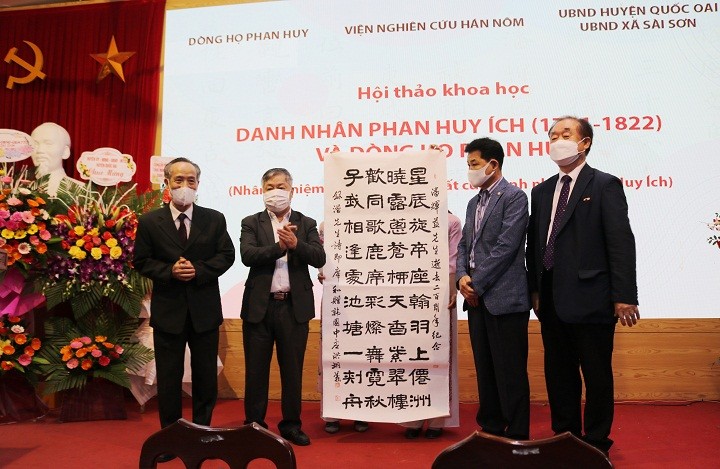 Bức thư pháp bài thơ của danh nhân Phan Huy Ích đang được lưu truyền tại Hàn Quốc được Hiệp hội kinh tế - văn hóa Hàn Việt trao tặng dòng họ Phan Huy