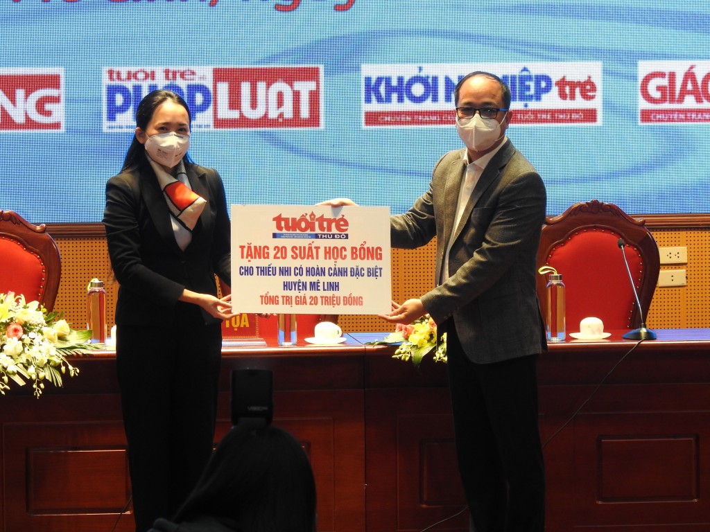 Tổng Biên tập Báo Tuổi trẻ Thủ đô Nguyễn Mạnh Hưng trao quà tới thanh niên huyện Mê Linh