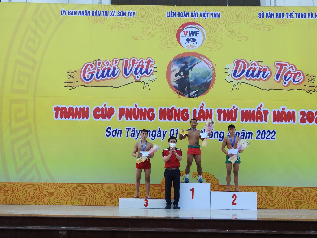 Trần Anh Tuấn - Thành ủy viên - Bí thư Thị ủy Sơn Tây trao giải cho các đô vật giành chiến thắng. BTC đã trao 27 bộ huy chương (9 HCV, 9 HCB, 9 HCĐ) cho các đô vật đạt thành thích cao của các hạng cân và trao giải nhất, nhì, ba cho các đô vật nữ tham gia thi đấu giao lưu tại giải. 