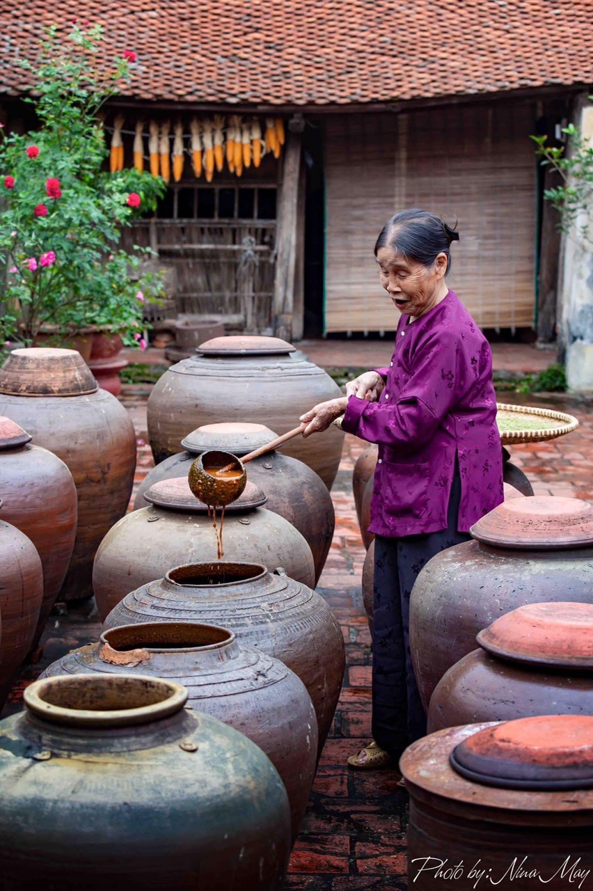 Nghề làm tương ở đây cũng rất nổi tiếng và chất lượng tương của làng không hề thua kém các làng làm tương khác như làng Bần Yên Nhân (Hưng Yên), Cự Đà (Thanh Oai, Hà Tây...).Ngoài ra còn nổi tiếng vời loại kẹo dồi, kẹo lạc, chè lam thơm ngon, đặc sản. Đường lâm cũng nổi tiếng với món thịt quay đòn, hương vị đặc biệt mà chỉ nơi đây mới có.