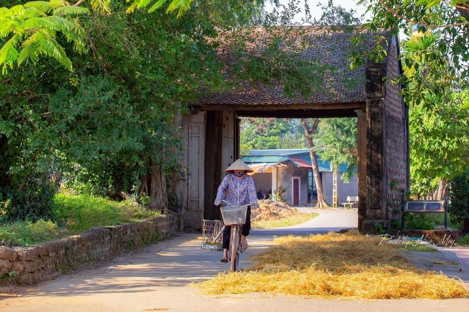 Tuy thường được gọi là làng cổ nhưng thực ra Đường Lâm từ xưa gồm 9 làng thuộc tổng Cam Giá Thịnh huyện Phúc Thọ trấn Sơn Tây,[4] trong đó 5 làng Mông Phụ, Đông Sàng, Cam Thịnh, Đoài Giáp và Cam Lâm liền kề nhau. Các làng này gắn kết với nhau thành một thể thống nhất với phong tục, tập quán, và tín ngưỡng hàng ngàn năm nay không hề thay đổi.