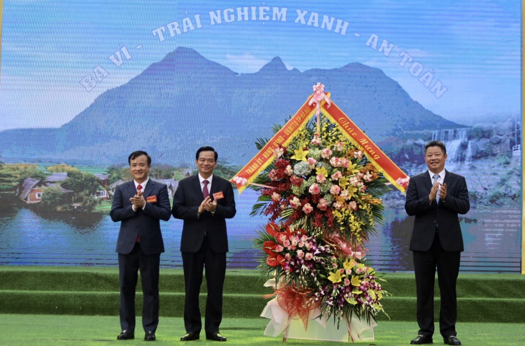 Nguyễn Mạnh Quyền - Thành ủy viên, Phó Chủ tịch UBND thành phố chúc mừng lãnh đạo huyện Ba Vì trong lễ khai trương mùa du lịch 2022