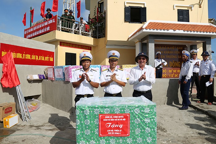 Phó Chủ tịch Thường trực UBND TP Hà Nội Lê Hồng Sơn tặng quà cán bộ, chiến sĩ đảo Đá Đông C