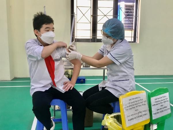 Tiêm chủng cho trẻ từ 5-12 tuổi tại huyện Mê Linh