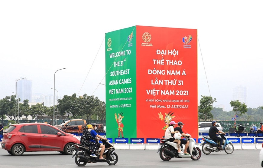 Nhiều tuyến phố tại quận Nam Từ Liêm được trang trí với nội dung cổ động SEA Games 31.Ảnh: ĐỖ TÂM 