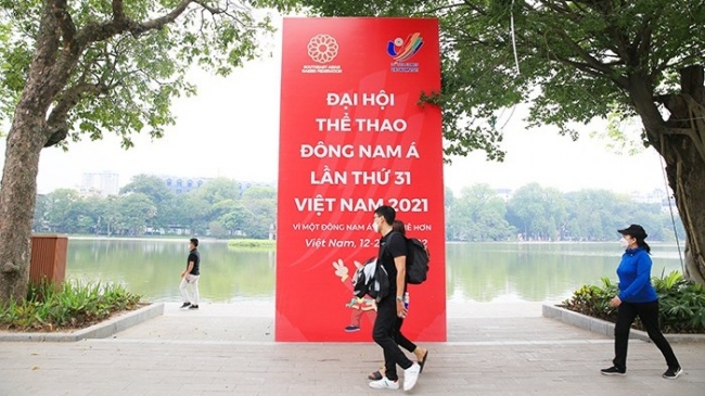 Phố phường Hà Nội rực rỡ cờ hoa chào đón SEA Games 31