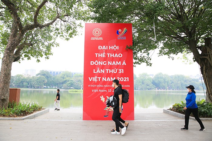 Phố phường Hà Nội rực rỡ cờ hoa chào đón SEA Games 31