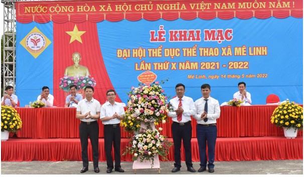 Đ/c Nguyễn Minh Hải – Chủ nhiệm Uỷ ban kiểm tra Huyện uỷ và  đ/c Lê Văn Khương – Phó Chủ tịch UBND huyện tặng hoa chúc mừng Đại hội.