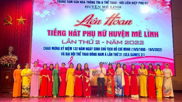 Ông Nguyễn Thanh Liêm – Bí thư Huyện ủy Mê Linh trao giải Nhất cho đơn vị xã Vạn Yên