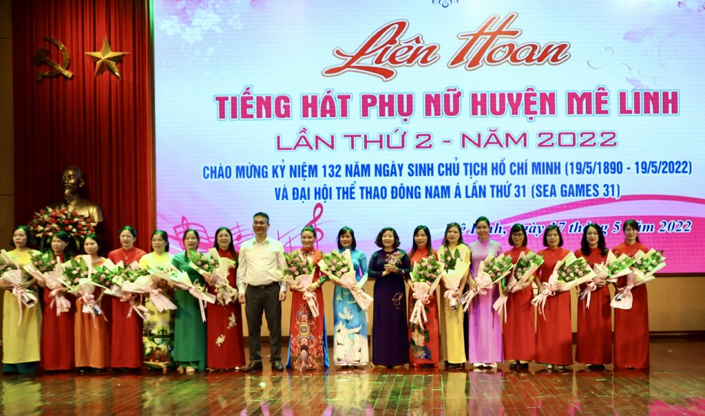 Đ/c Lê Thị Thiên Hương - Phó Chủ tịch Hội LHPN thành phố Hà Nội và Đ/c Nguyễn Anh Tuấn - Phó Bí thư TTHU , Chủ tịch HĐND huyện tặng hoa chúc mừng cho các đơn vị