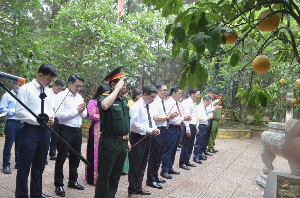 Đoàn lãnh đạo Huyện ủy – HĐND- UBND – UB MTTQ huyện dâng hương tưởng niệm Chủ tịch Hồ Chí Minh