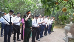 Lãnh đạo huyện Mê Linh dâng hương tưởng niệm Chủ tịch Hồ Chí Minh