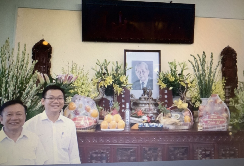 Ông Xuýt và con trai trong một chuyến thăm viếng tới gia đình vị lãnh đạo ông từng bảo vệ