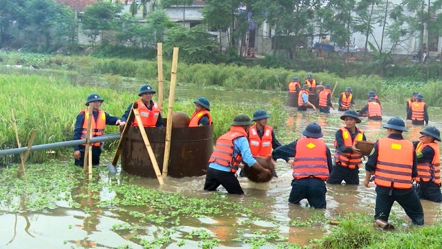 Diễn tập xử lý mạch sủi, mạch đùn, giếng phun tại xã Hoàng Kim, ảnh Hữu Thành