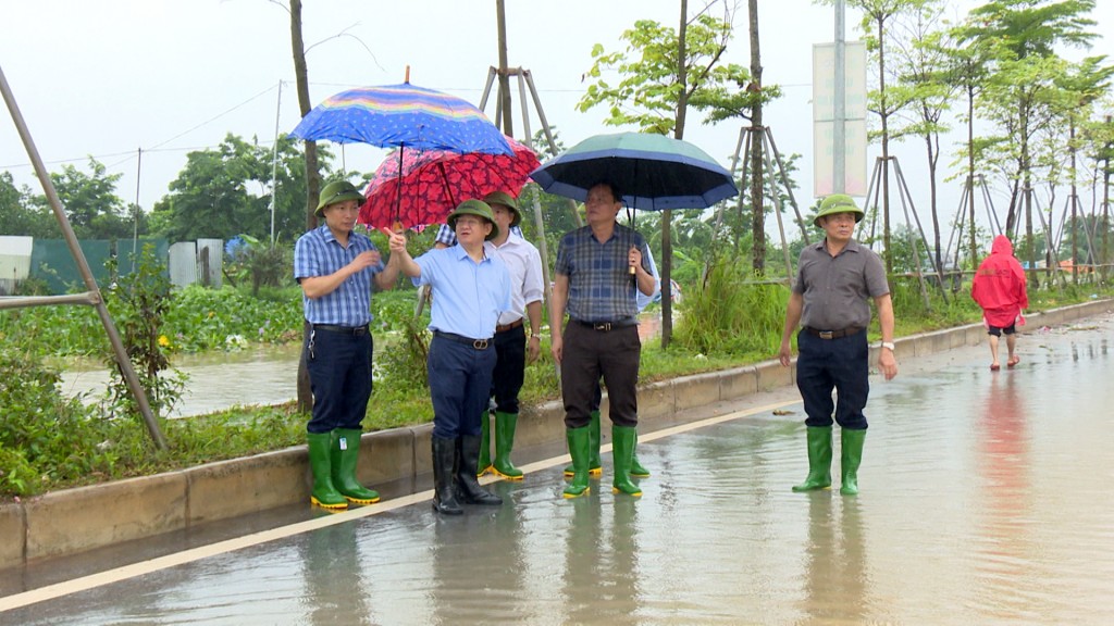 Đ/c Hoàng Anh Tuấn – Chủ tịch UBND huyện kiểm tra tại tuyến đường 48 Khu đô thị HUD đoạn qua thôn Yên Vinh, xã Thanh Lâm