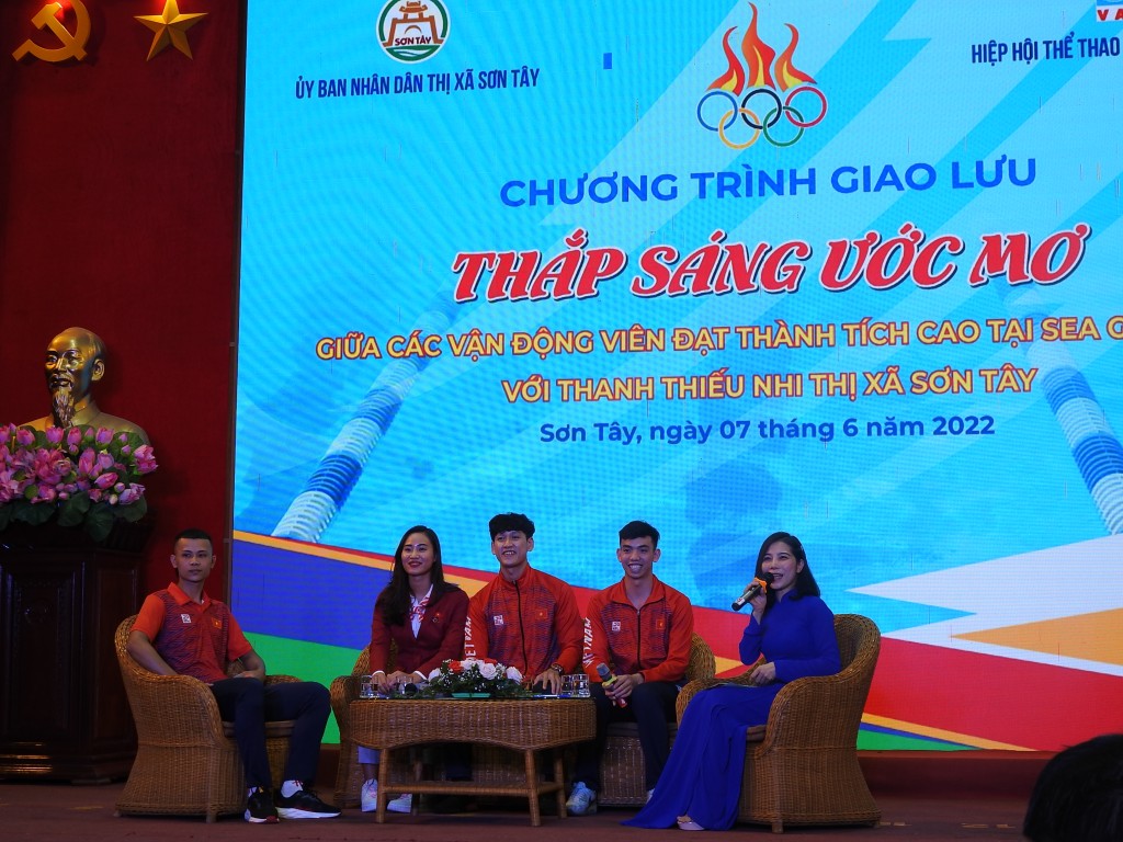 Các VĐV xuất sắc tại SEA Games 31 trả lời câu hỏi của thế hệ trẻ thị xã Sơn Tây