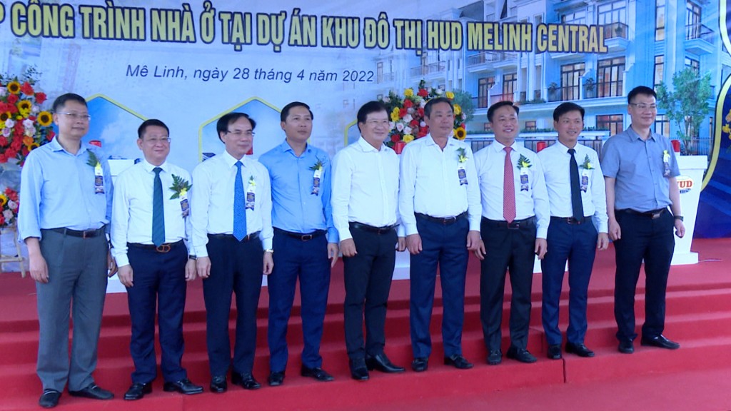 Các đại biểu Trung ương, Thành phố và huyện Mê Linh tại Lễ khởi công xây dựng Tổ hợp công trình nhà ở Dự án Khu đô thị HUD MeLinh Central