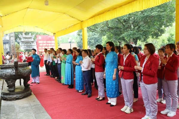 Các đồng chí lãnh đạo và đoàn nữ vận động viên tiêu biểu tham dự SEA Games 31 kính cẩn tưởng nhớ công lao của Hai Bà Trưng.