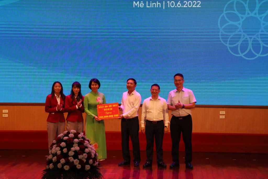 Huyện Mê Linh tặng 200 triệu đồng tới các VĐV nữ đạt thành tích cao tại SEA Games 31