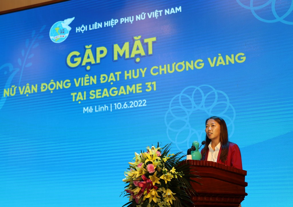 VĐV Huỳnh Như của đội tuyển bóng đá nữ quốc gia Việt Nam phát biểu cảm ơn sự quan tâm của các tổ chức, đơn vị 