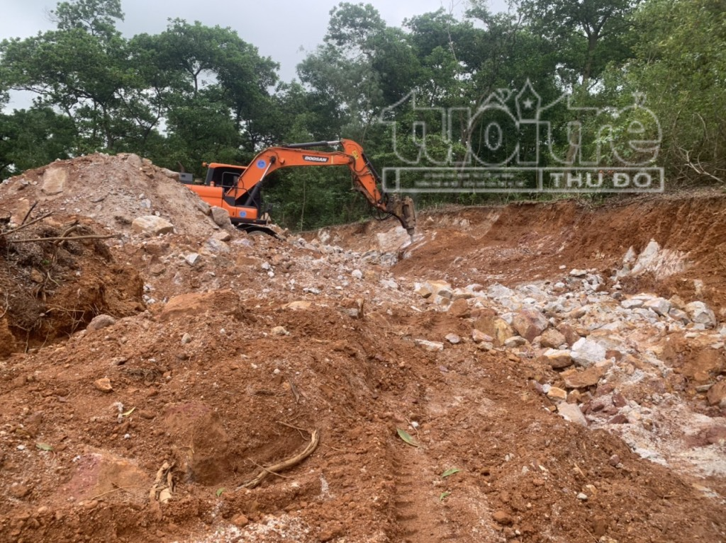 Máy xúc đào núi, khoét đường trên núi Na, thuộc xã Hiên Vân,Tiên Du, Bắc Ninh. Ảnh chụp ngày23/5/2022