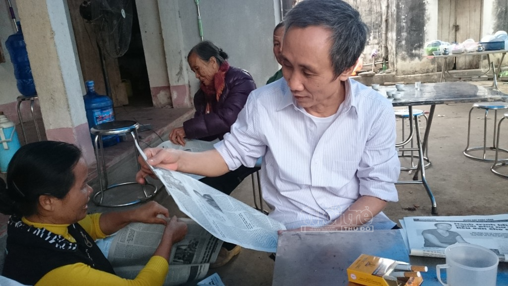 Ông Hàn Đức Long đọc bài báo đăng trên tờ Tuổi trẻ và Đời sống - ấn phẩm của báo Tuổi trẻ Thủ đô sau khi được thả tự do