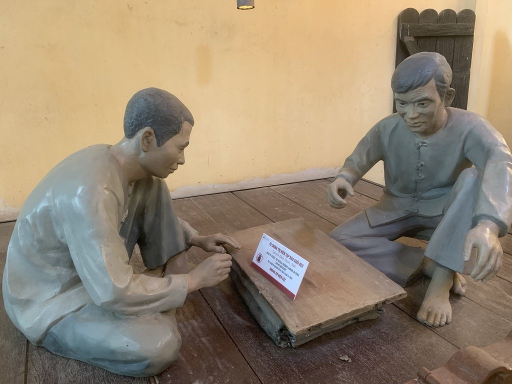Các chiến sĩ cộng sản làm báo trong cảnh ngục tù
