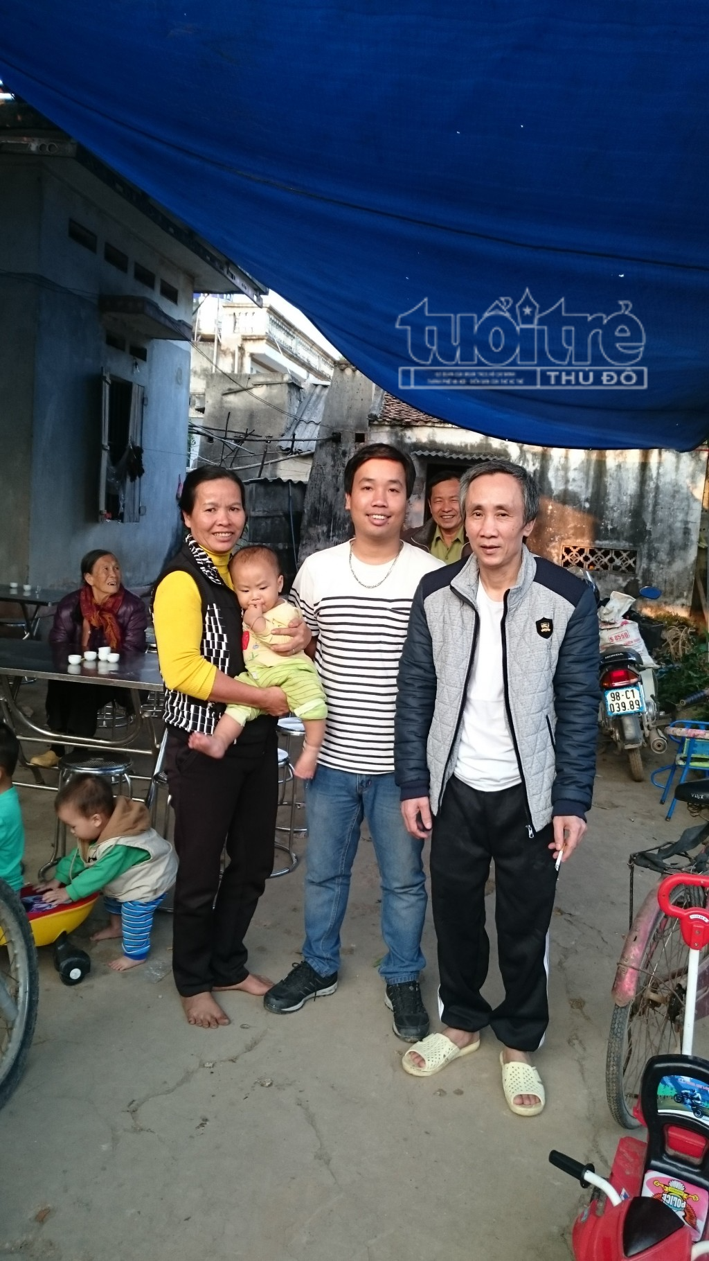 Phóng viên chụp ảnh với ông Long và bà Mai