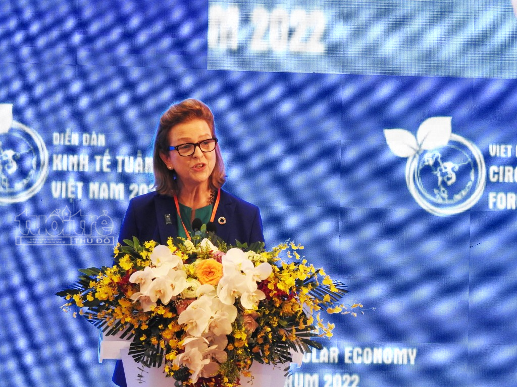 Bà Caitlin Wiesen, Trưởng Đại diện thường trú UNDP tại Việt Nam chia sẻ tại hội nghị về kinh tế tuần hoàn