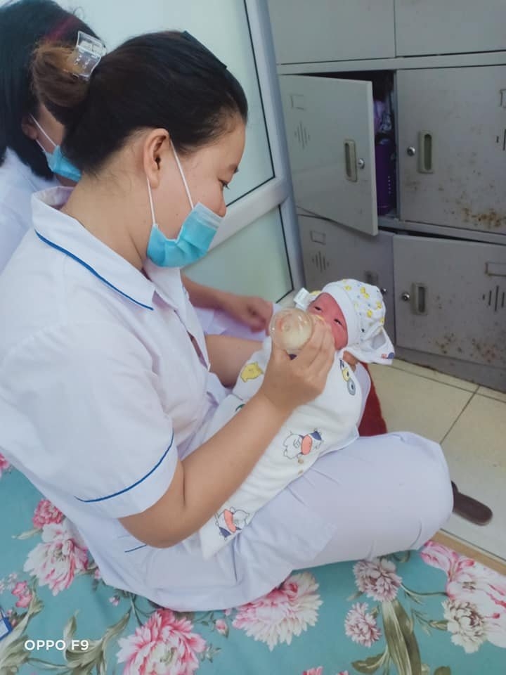 Bé trai sơ sinh bị bỏ rơi trên đồi keo hiện đang được chăm sóc tại trung tâm y tế Tp Yên Bái
