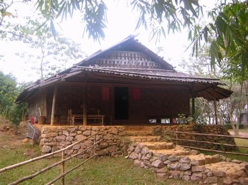 Nhà truyền thống của người Dao là nhà nửa sàn, nửa đất