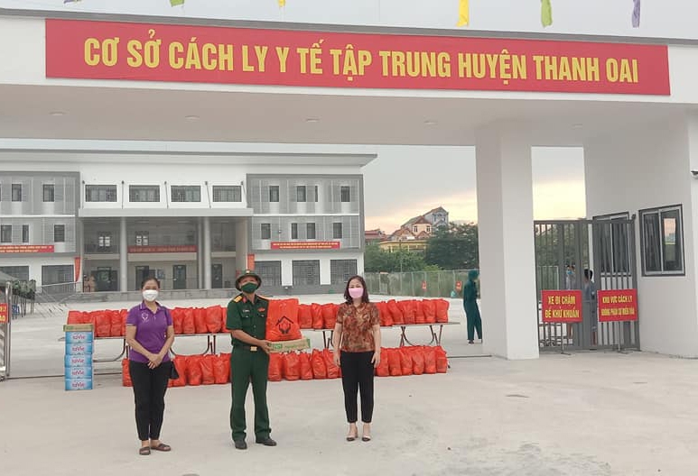 Hội LHPN huyện Thanh Oai tặng quà cho các cơ sở cách ly tập trung trên địa bàn huyện