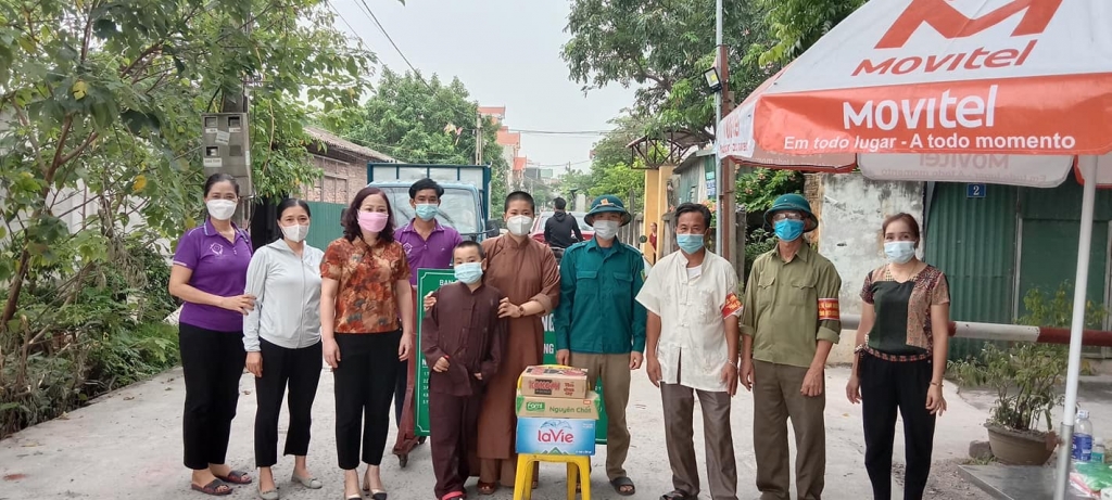 Hoạt động tặng quà cho cơ sở cách ly tập trung còn có sự tham gia của CLB Bình Minh