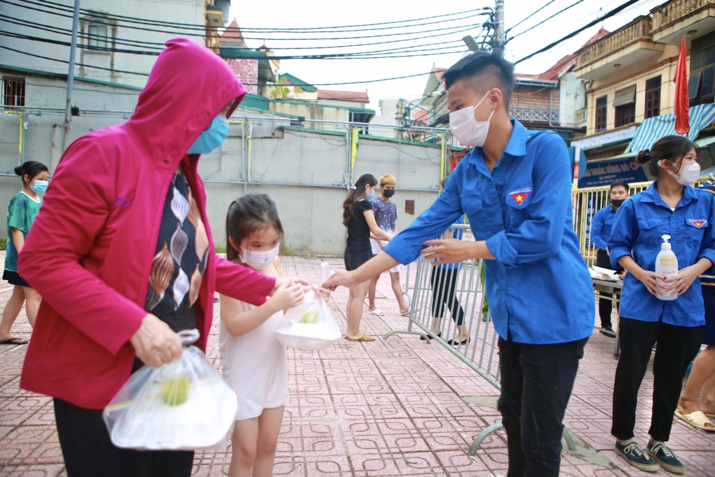 Tinh thần sẻ chia trong thời điểm gian khó 