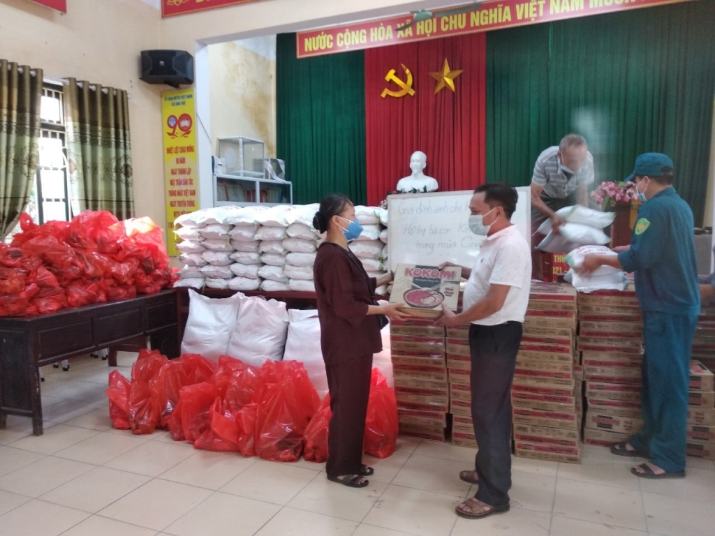 Gia đình chị Hà Thu trao quà cho các hộ khó khăn tại xã Kim Thư, Thanh Oai
