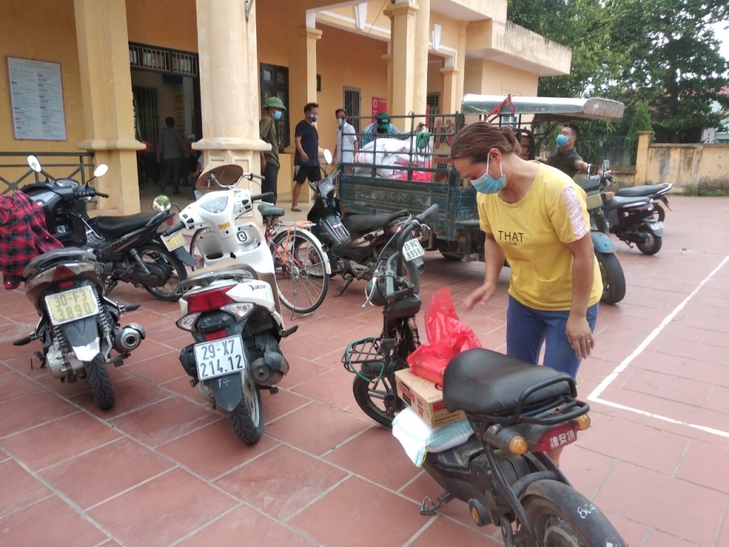 Những suất quà nghĩa tình mà chị Hà Thu trao tặng đã giúp đỡ phần nào cho bà con tại xã Kim Thư