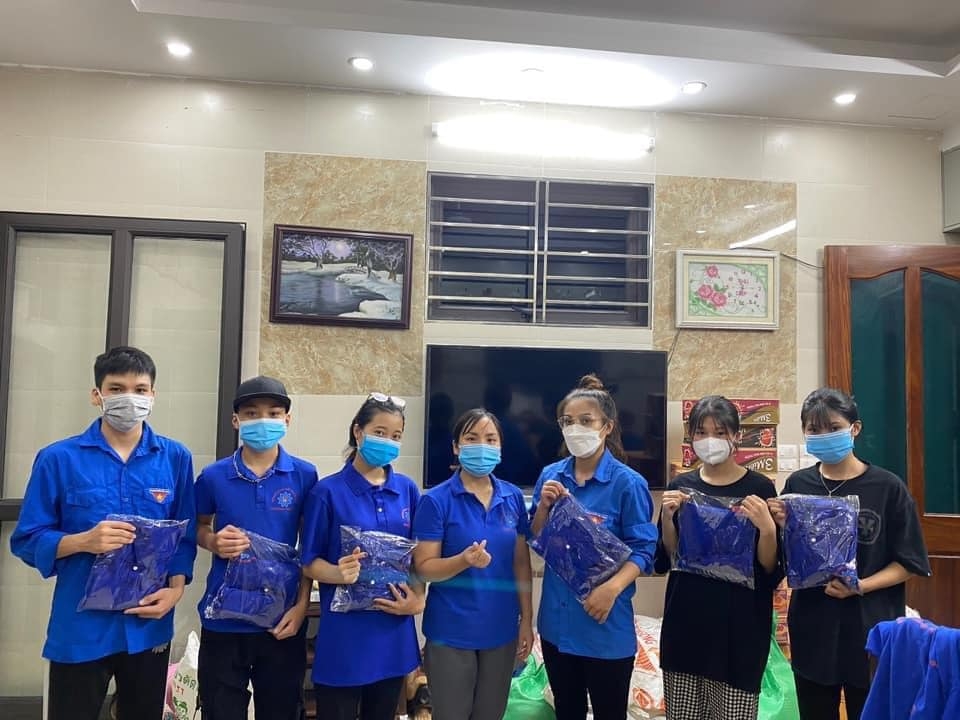 Tặng áo xanh cho những Đoàn viên tích cực trong hoạt động chống dịch