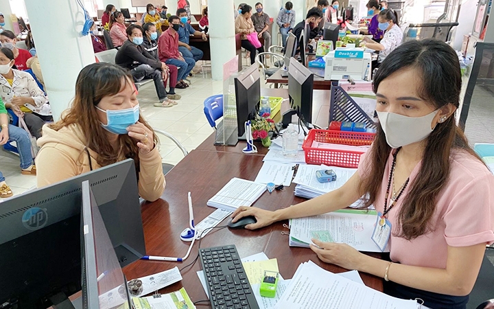 Người lao động đến làm thủ tục lại Trung tâm Dịch vụ việc làm Long An