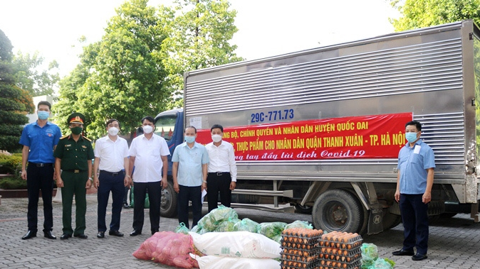 Huyện Quốc Oai trao tặng số lượng lớn thực phẩm cho nhân dân tại khu cách ly của quận Thanh Xuân