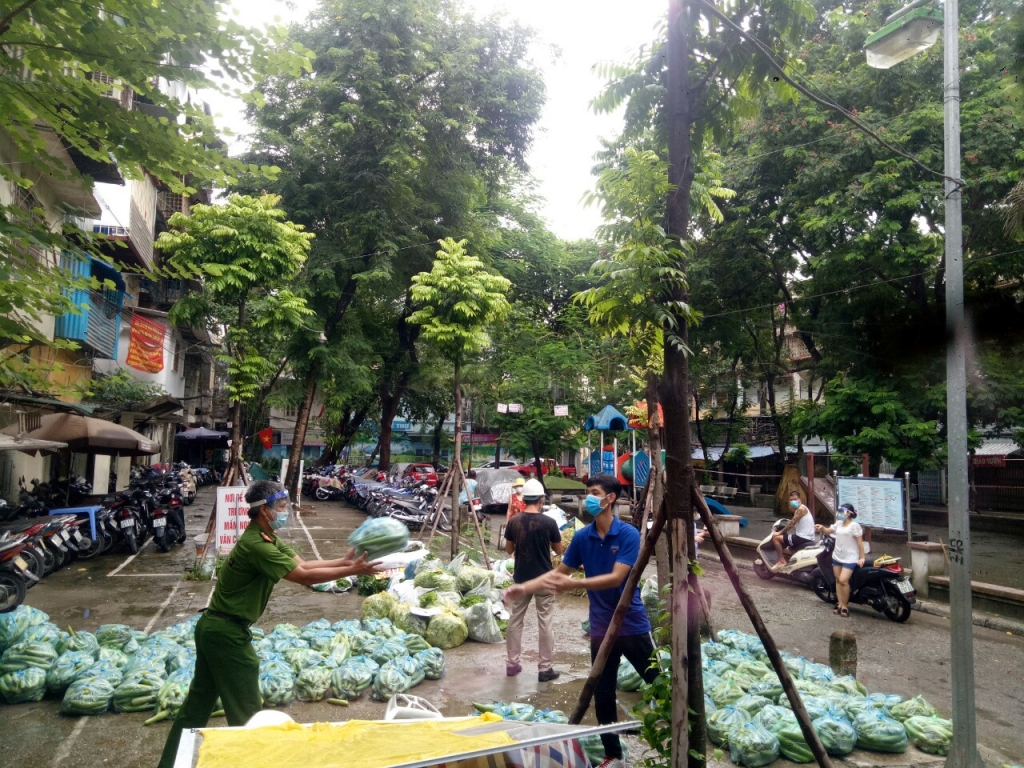 Việc làm ý nghĩa của huyện Đoàn Hoài Đức vừa giúp người dân địa phương tiêu thụ nông sản, vừa hỗ trợ bà con khó khăn tại phường Văn Chương