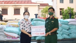 Lãnh đạo huyện Quốc Oai tặng 5 tấn gạo hỗ trợ người dân