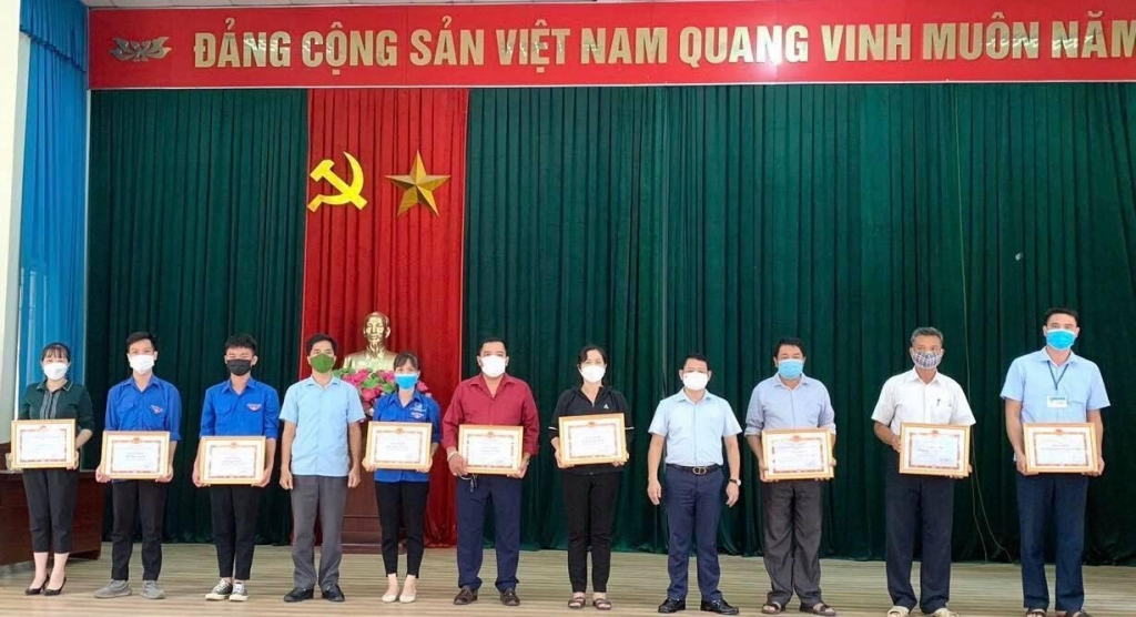 Ông Hoàng Anh Tuấn – Phó Bí thư TT Huyện ủy, Chủ tịch UBND huyện trao thưởng cho  các tập thể, cá nhân thị trấn Chi Đông