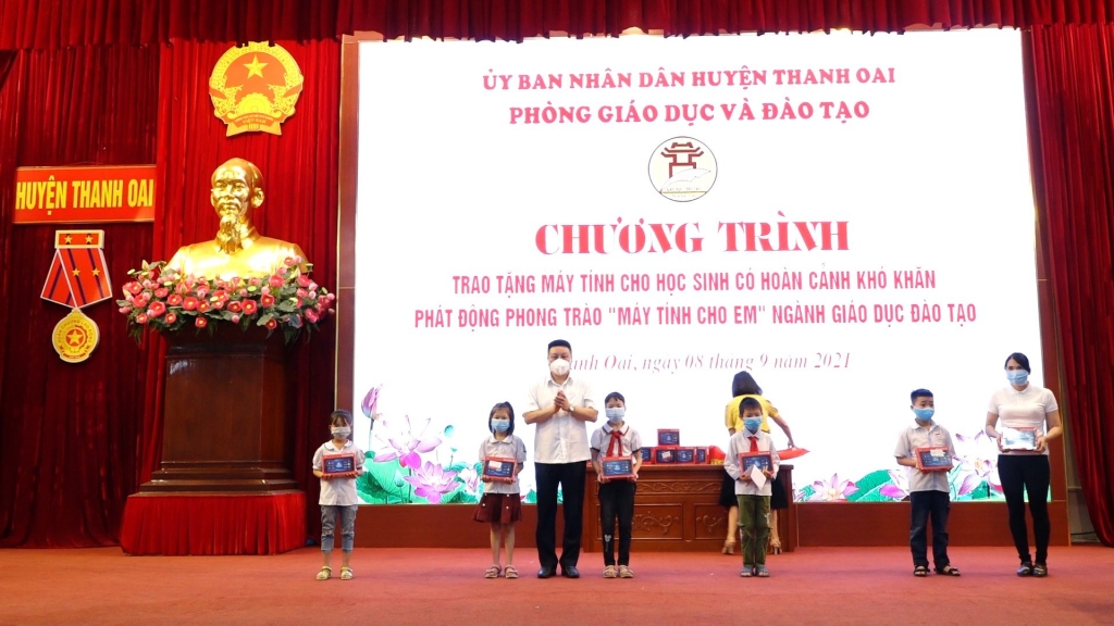 96 em học sinh có hoàn cảnh khó khăn được tặng máy tính bảng làm công cụ học tập tại Thanh Oai