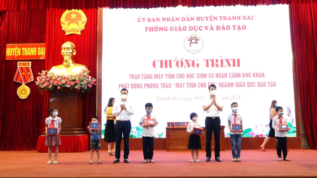 Tặng 96 máy tính bảng cho học sinh có hoàn cảnh khó khăn