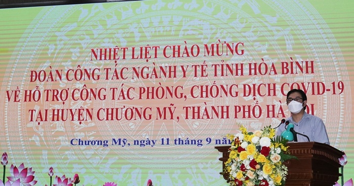 Bí thư Huyện ủy Nguyễn Văn Thắng phát biểu chào mừng đoàn cán bộ y tê Hòa Binh