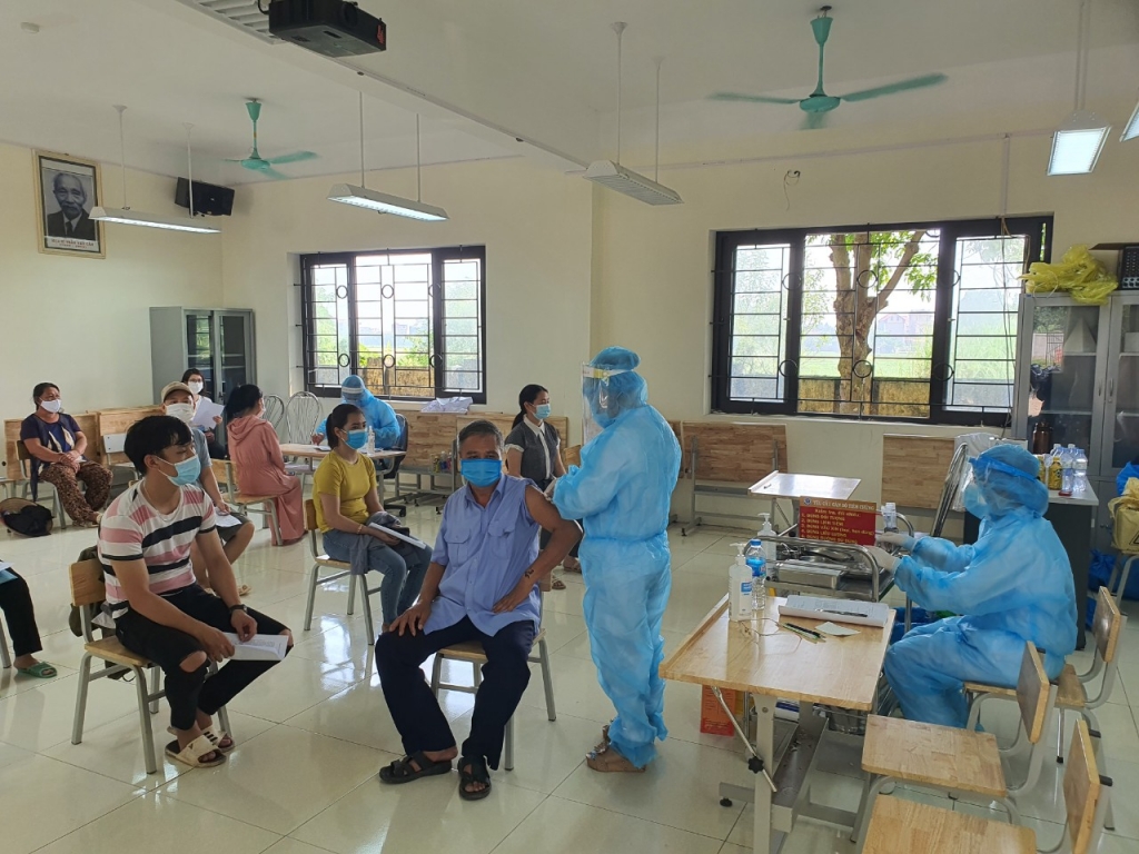 Các cán bộ y tế tỉnh Vĩnh Phúc hỗ trợ tiêm chủng tại Mê Linh