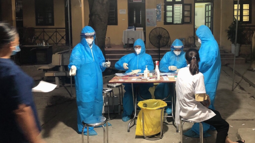 Cán bộ y tế Hưng Yên miệt mài làm việc tới đêm muộn tại xã Văn Phú (Thường Tín)