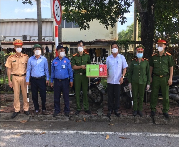 PCT UBND Trần Thanh Hoài tặng quà cho giáo viên và các lực lượng  tham gia trực chốt tại Đồn CA KCN Quang Minh  ( Đứng thứ hai từ trái qua phải là thầy Ngô Đình Hưng- PHT Trường THCS Quang Minh