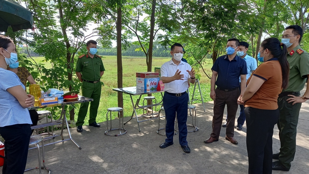 Chủ tịch UBND Hoàng Anh Tuấn thăm hỏi, động viên các lượng lực tham gia trực chốt tại thôn Tây Xá,  xã Hoàng Kim